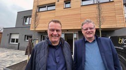 Wolfgang und Hans-Jürgen Büscher vor ihrem Recyclinghaus