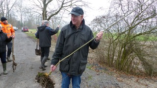 Eckhard Uhlenberg mit Setzling für kleinen Auenwald in Welver