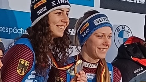 Die Winterbergerin Cheyenne Rosenthal und Doppelpartnerin Jessica Degenhardt aus Altenberg halten ihre Medaillen