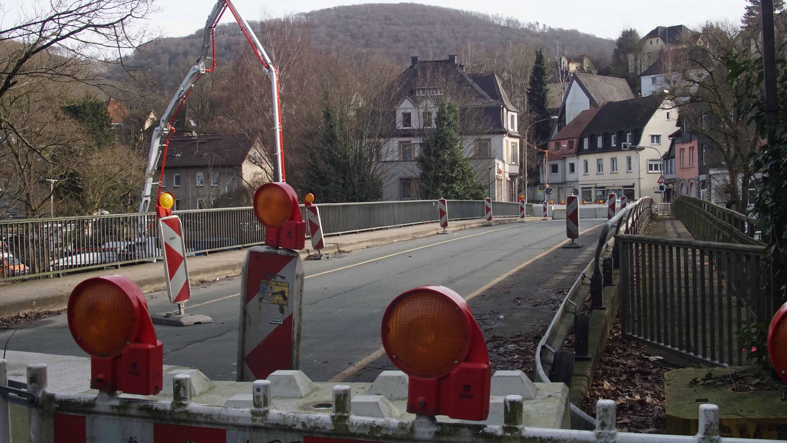 Lennebrücke In Nachrodt Bleibt Weiter Gesperrt - Westfalen-Lippe ...