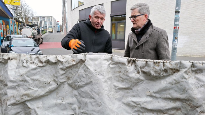 Fachbereichsleiter Udo Eggert zeigt die mobile Hochwasserschutzwand.