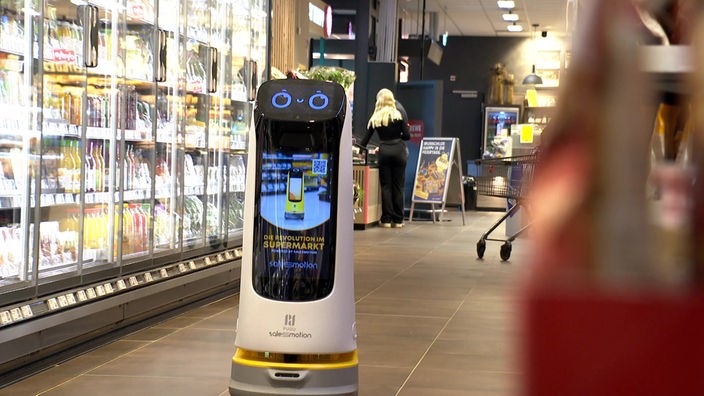 Der Roboter fährt durch den Supermarkt.