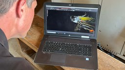 Marcel Fuß lässt am Computer mit den Daten ein 3D-Modell des Stollens entstehen