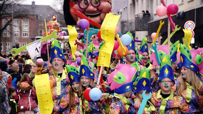 Eine bunt verkleidete Gruppe Kinder auf dem Karnevalsumzug in Münster.
