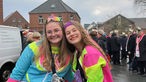 Zwei verkleidete Frauen beim Karnevalsumzug in Füchtorf