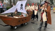 Piraten mit ihrem Schiff auf dem Karnevalsumzug in Nottuln.