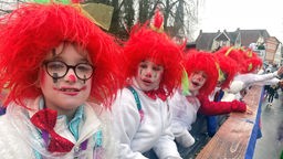 Kinder verkleidet als Clowns auf dem Karnevalsumzug in Warendorf.