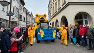 Ein Karnevalswagen der Gummibärchen von der Karnevalsgesellschaft "Wir vom Wersetal"