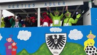 Als Teletubbies verkleidete Karnevalisten und Karnevalistinnen auf dem Karnevalswagen von "Gerties Adler".