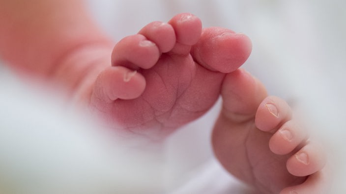 Die Füße eines Säuglings