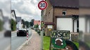 Anwohner machen mit einem Schild auf eine 30er Zone aufmerksam