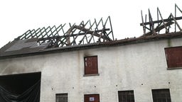 Das zerstörte Dach der Scheune