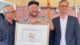 zu sehen ist Lege mit Thomas Thelen, Chefredakteur Aachener Zeitung (links) und  Marcel Maurer (rechts) 