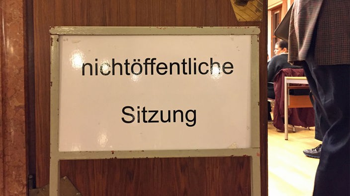 Schild mit dem Text "Nichtöffentliche Sitzung" vor einer Tür zum Sitzungssaal
