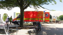 Krankenwagen vor dem Schwimmbad in Lippstadt