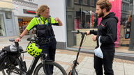 Polizistin Isabell Fröhlich kontrolliert einen E-Scooter in der Iserlohner Innenstadt
