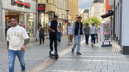 Ein junger Mann auf einem E-Scooter in der Iserlohner Innenstadt