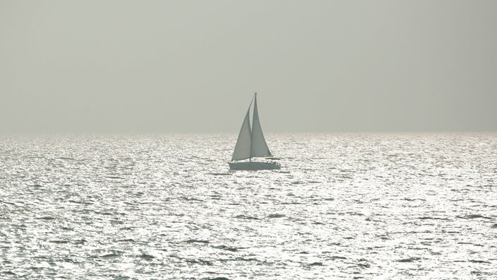 Ein Segelboot auf offenem Meer. 