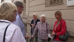 Personen stehen vor dem Landgericht