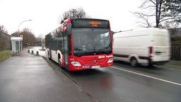Ein roter Bus auf der Straße. 