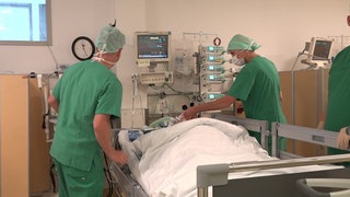 Ein Patient liegt in einem OP-Saal