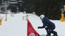 Snowboard-Fahrer fährt Slalom