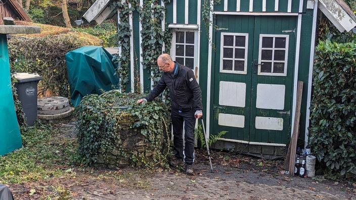 Peter Hakenberg an seiner Zisterne.