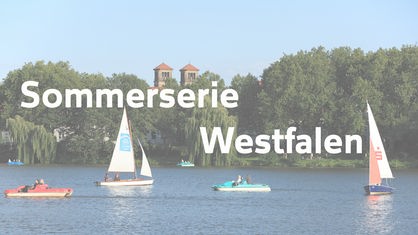 Der Aasee im Vordergrund, im Hintergrund der Dom hinter Bäumen, auf dem Bild der Text "Sommerserie Westfalen"