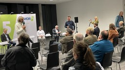 Die Moderatoren des WDR-Stadtgesprächs in Arnsberg vor dem Publikum