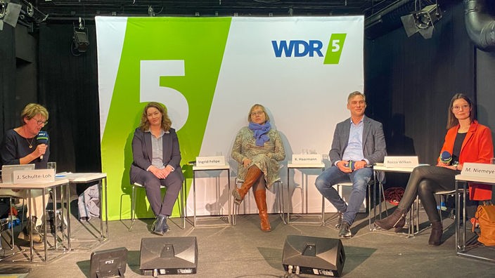 Teilnehmende auf dem Podium beim WDR 5 Stadtgespräch in Vlotho