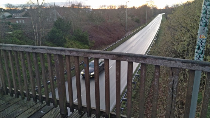 Blick von Fußgängerbrücke auf die Umgehungsstraße