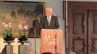 Bundespräsident Frank-Walter Steinmeier steht an einem Rednerpult zum Anlass des 1.200-jährigen Jubiläums des Klosters Corvey