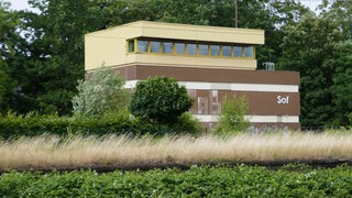 Stellwerke Soest - Gebäude in grüner Landschaft 