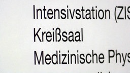 Ein Krankenhausschild mit der Aufschrift "Kreißsaal"