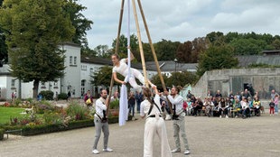 Eine Vorführung auf der Straßenkunstmesse in Schloß Neuhaus