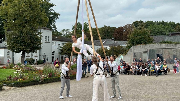 Eine Vorführung auf der Straßenkunstmesse in Schloß Neuhaus