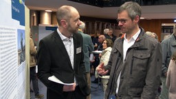 Peter Worm (l.) und Florian Schwager (r.) in der Diskussion