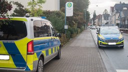 Zwei Polizeistreifen stehem vor der Synagoge in Bielefeld