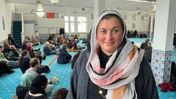 Emine Oguz begrüßt die Gäste in der Merkez-Moschee.