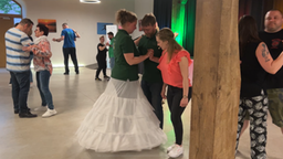 Tanzlehrerin erklärt Königspaar die Schritte