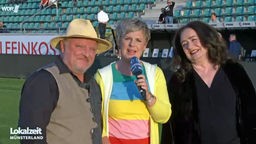 WDR-Reporterin Andrea Hansen im Gespräch mit Axel Prahl und Mechthild Großmann im Preußenstadion Münster.