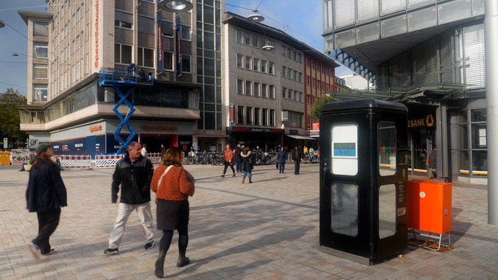 Eine Telefonzelle steht Mitten in der Bielefelder Innenstadt