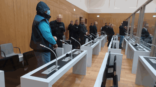 Die Angeklagten mit Wärtern im Oberlandesgericht Stuttgart