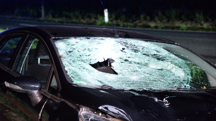 Die Windschutzscheibe des Autos ist zertrümmert.