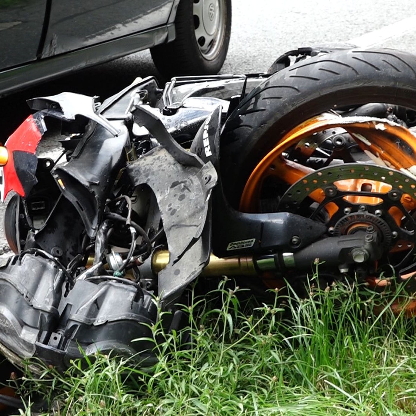 Motorradrahmen vermessen nach Unfallschaden: Reportage - AUTO BILD