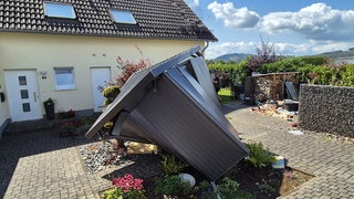 Auf dem Foto sind Schäden zu sehen, die der Tornado in einem Vorgarten angerichtet hat