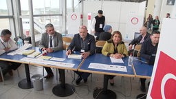 Bürger im Wahlbüro für die Türkeiwahl am Flughafen Münster-Osnabrück