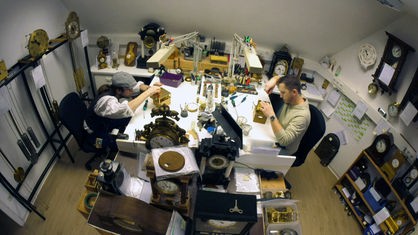 Zwei Uhrmacher in ihrer Werkstatt.