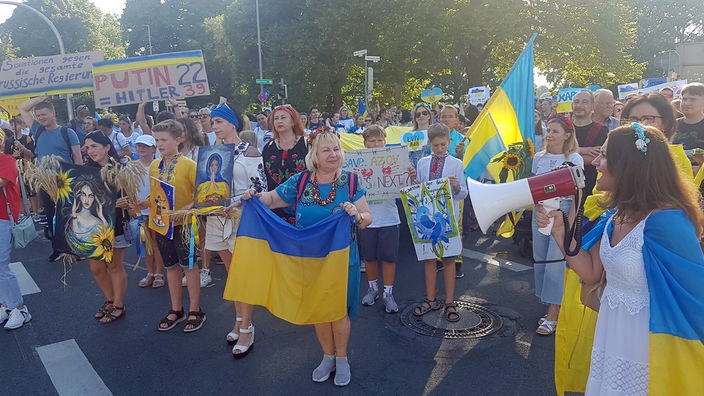 Demonstrierende in Münster mit Ukraine-Fahnen und Transparenten. 