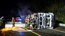 LKW liegt auf der Seite und der Notdienst und die Feuerwehr ist vor Ort